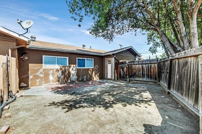 Building Photo - 1167 Holmes Ct