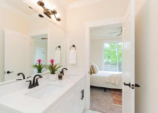 Building Photo - 745 N Market St