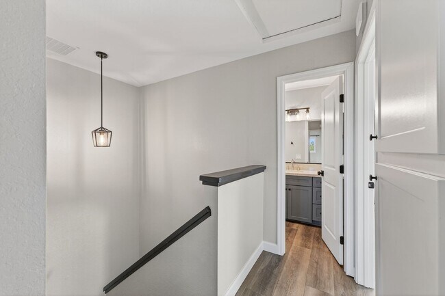 Building Photo - Charming 3-Bedroom Condo in Creekside Village – Prime Location!