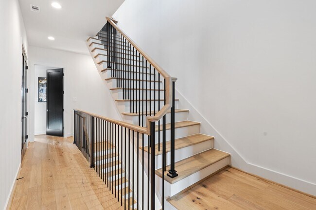 Building Photo - 1504 Ennis St