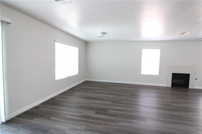 Building Photo - 301 Laguna Glen Dr