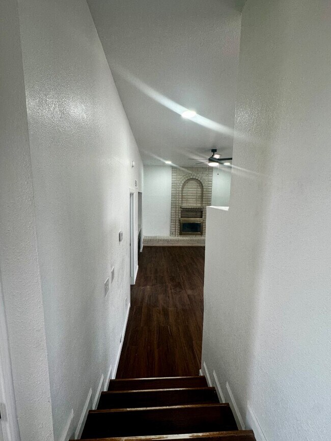 Building Photo - 704 Espolon Dr