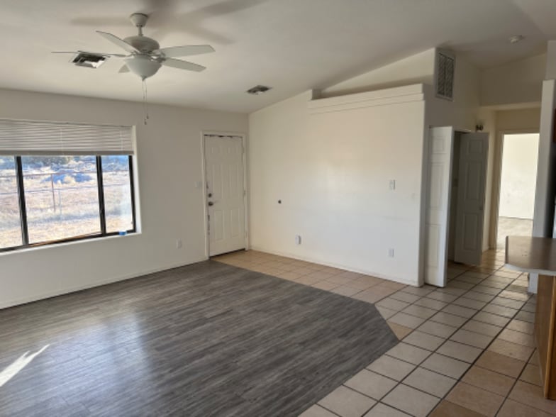 Building Photo - 1034 W 8th S St