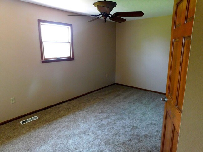 Building Photo - 5 acres and a Large 6 bedroom house. Extra garages and sheds.