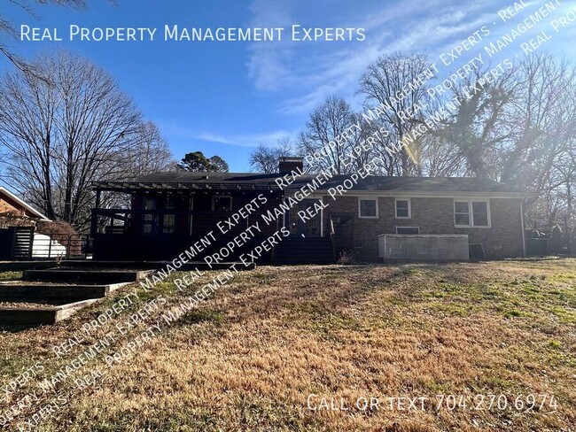 Building Photo - Charming 3BR/2BA Home in Charlotte!