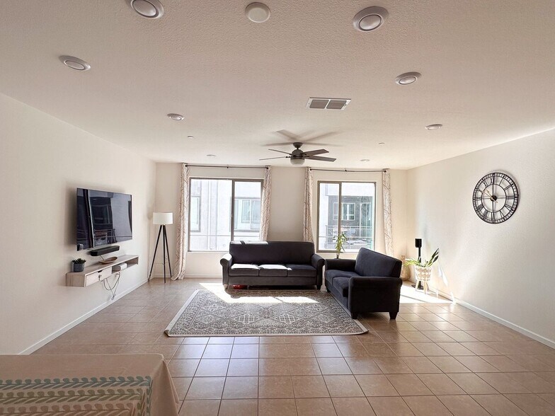 Building Photo - 25393 Parklane Dr