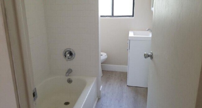 Building Photo - Beautiful Home Ready for Move-in