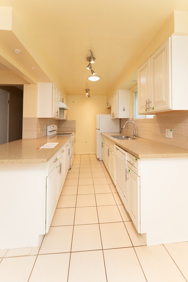 Building Photo - 804 NE 123rd St