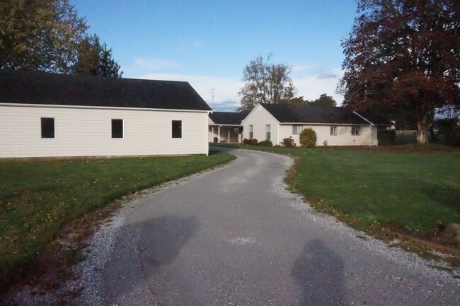 Building Photo - Large lot with room for a garden
