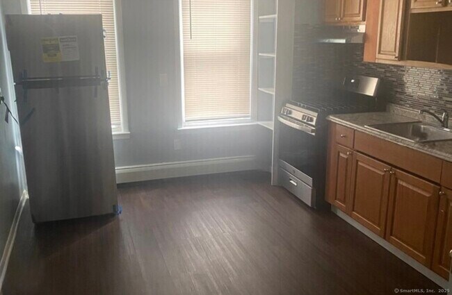 Primary Photo - 1322 Stratford Ave