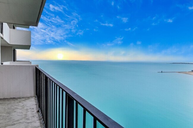 Building Photo - 6033 N Sheridan Rd