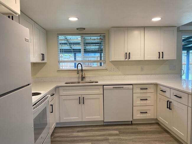 Building Photo - Newly Renovated 3 Bedroom home in Mount Ve...