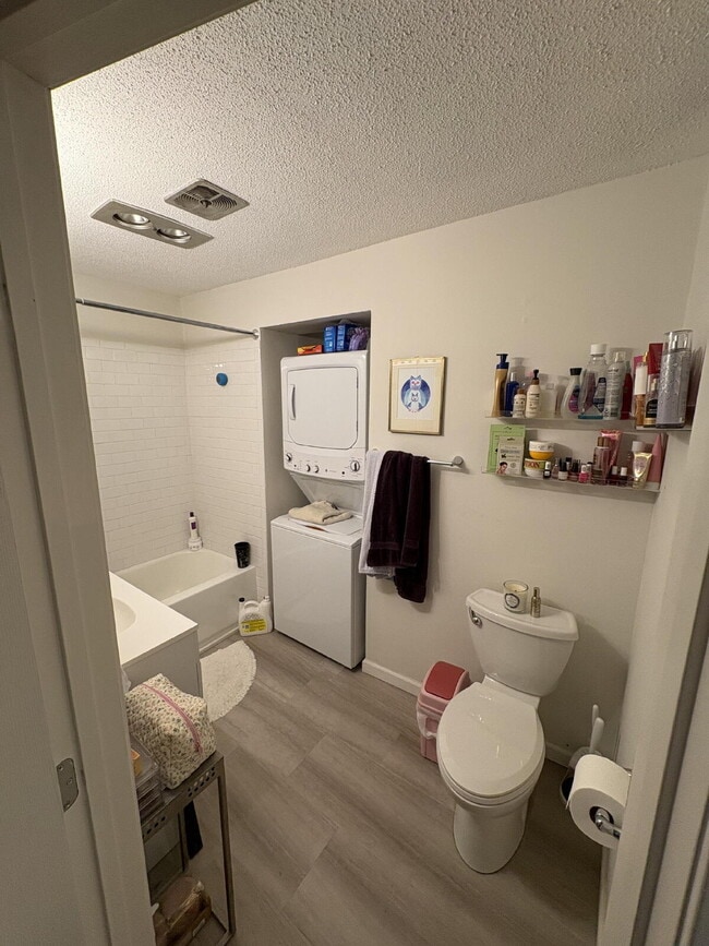 Building Photo - Apartment For Rent! In Unit Laundry!