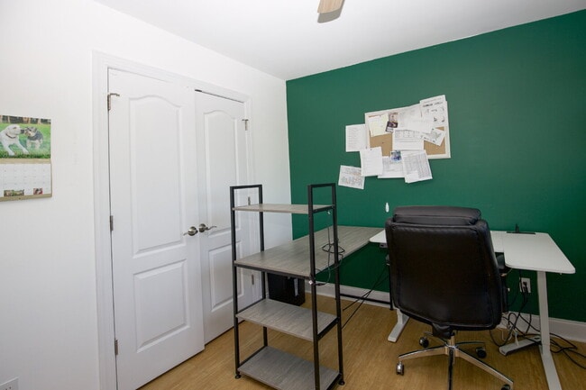 Building Photo - Charming 3 BR/2BA Ranch with fully fenced ...