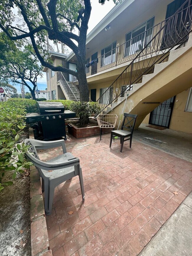 Building Photo - COMING SOON--Newly remodeled 2 bedroom 1 bath apartment 4 blocks from the beach