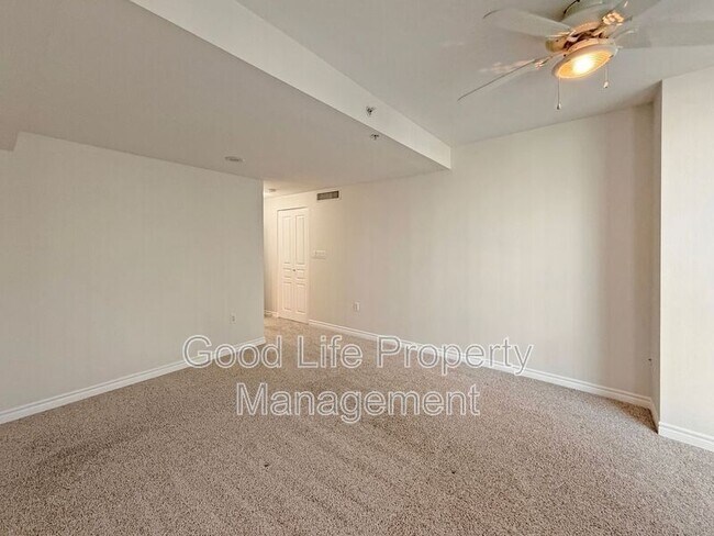 Building Photo - 300 W Beech St