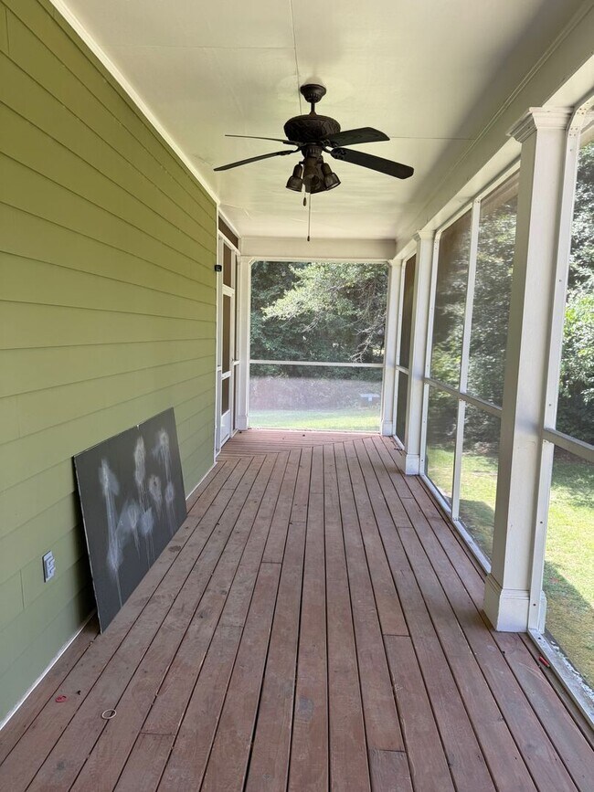 Building Photo - 209 Pineridge Dr
