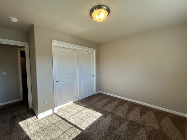 Building Photo - MOVE IN SPECIAL!   4 Bedroom / 2.5 Bathroo...