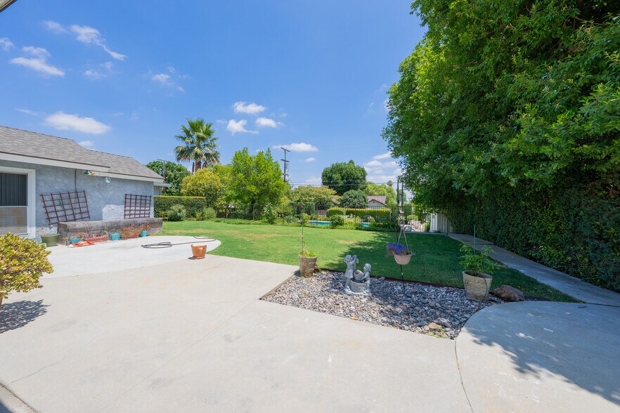 Building Photo - 7852 Bobbyboyar Ave