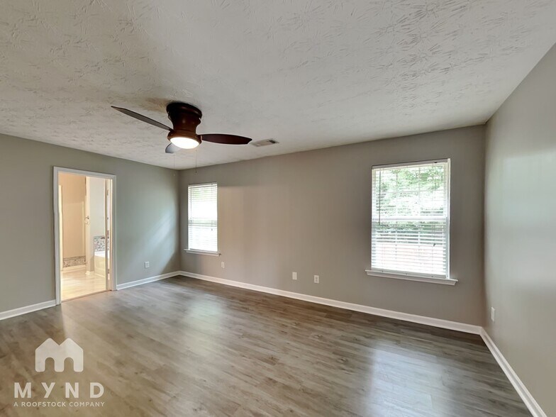Building Photo - 2260 Valley Creek Dr