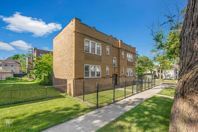 Building Photo - 5800 W Iowa