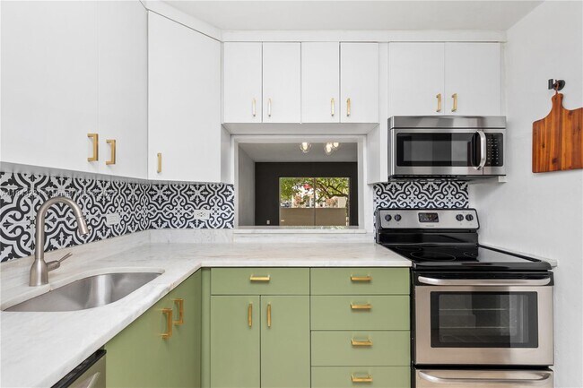 Primary Photo - 6890 N Kendall Dr