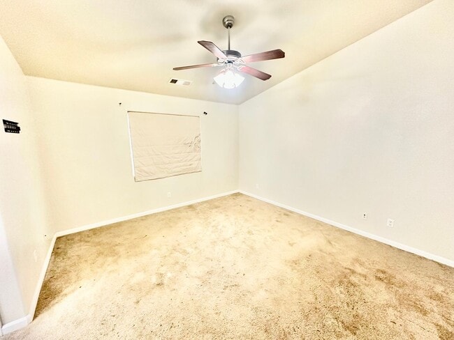 Building Photo - Spacious South Fresno 4/2