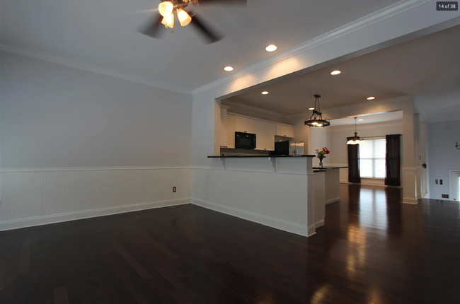 Building Photo - Spacious townhome, garage, 2 bed, 2 bath, ...