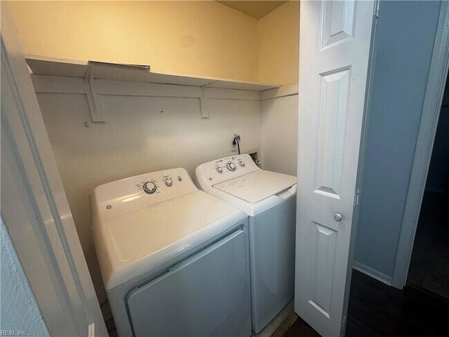 Building Photo - 4033 Foxwood Dr