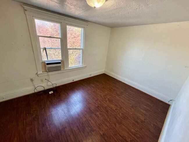 Building Photo - Victorian Charmer – 3 Bed, 1.75 Bath – Utilities Included!