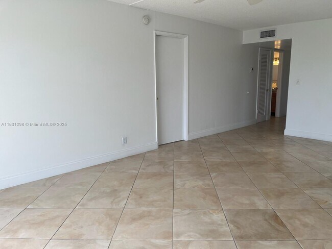 Building Photo - 950 Hillcrest Dr