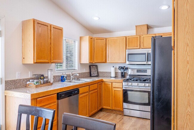 Building Photo - 1550 Carousel Ct