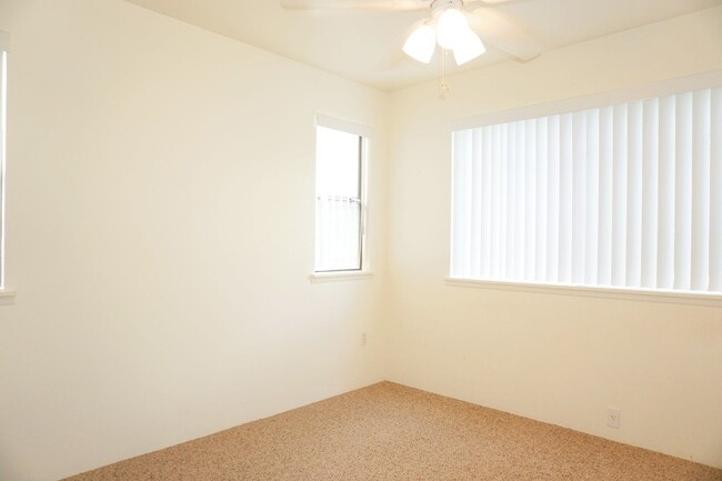 Building Photo - Centrally located Waipahu Single Family Home!