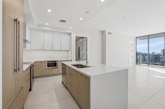 Building Photo - 275 1st Ave S