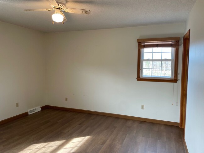 Building Photo - 3 BED, 2 BATH, WITH FULL BASEMENT WITH BAT...