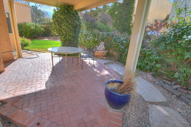Building Photo - 10028 Del Chaparral Ct NE