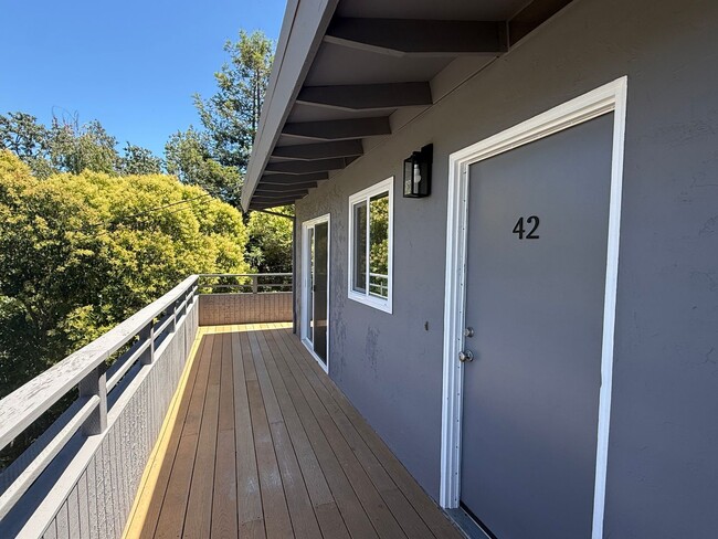 Building Photo - LEAFWOOD CIRCLE