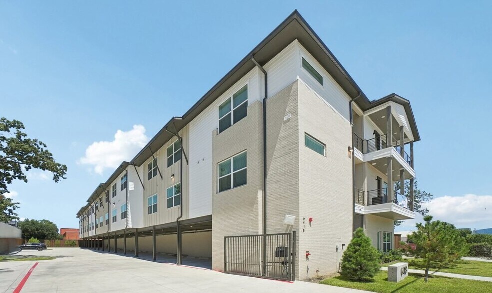Building Photo - 6418 Maple Ave