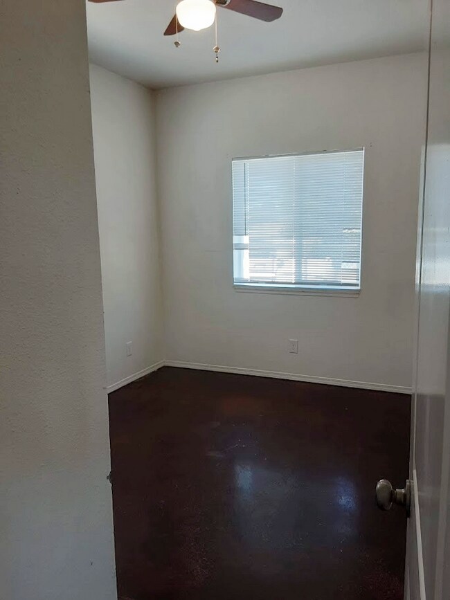 Building Photo - 16902 Hickman Ln