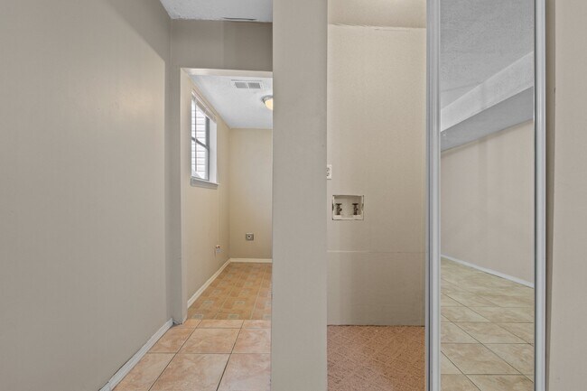 Building Photo - 5 Rocky Top Cove