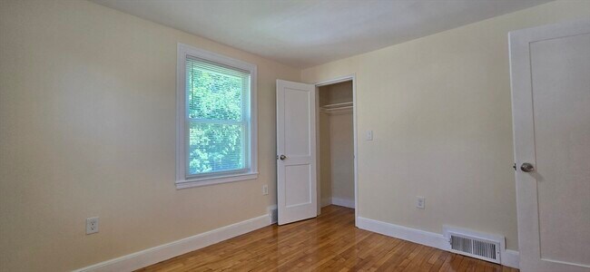 Building Photo - 84 Gladeside Ave