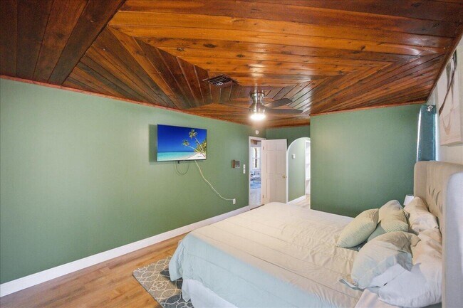 Building Photo - 1326 SW Bartell Ave