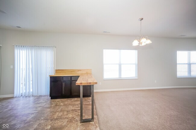 Building Photo - 890 Redwood Dr