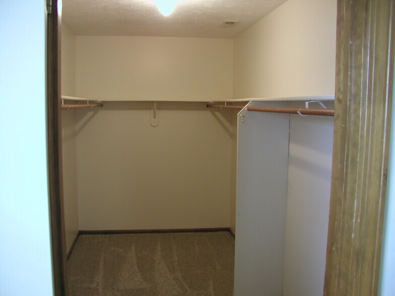Master Closet - 13305 Discovery Dr
