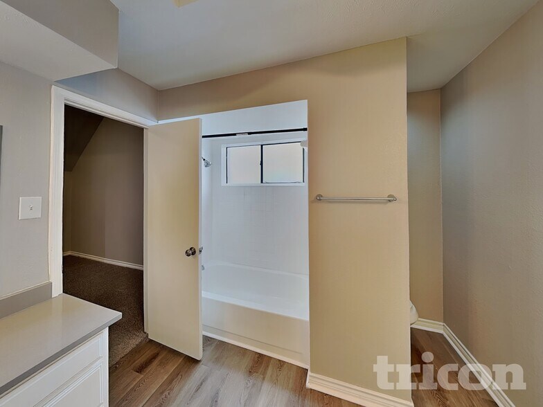 Building Photo - 2124 Glenn Ln