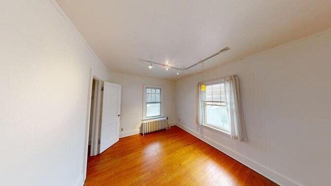 Building Photo - 206 W Custer Park St