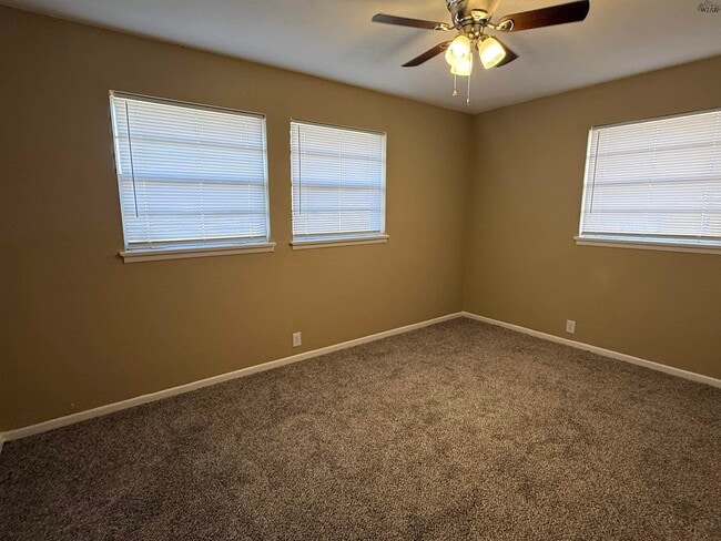 Building Photo - 1325 Oakhurst Dr