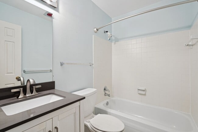 Building Photo - Available Now! Updated //3 Bedroom 2.5 Bat...