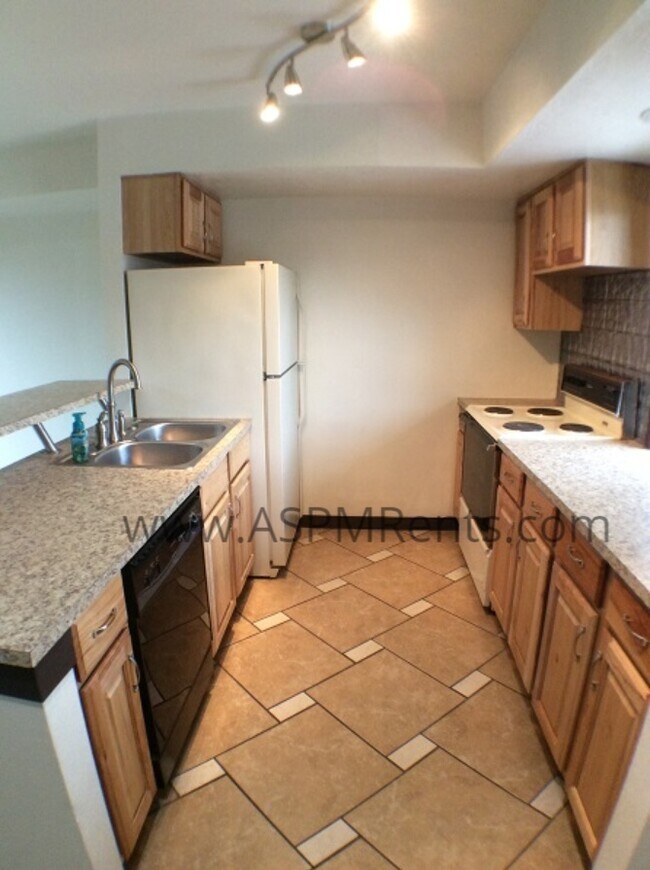 Building Photo - 1 bed, 1 bath, pool