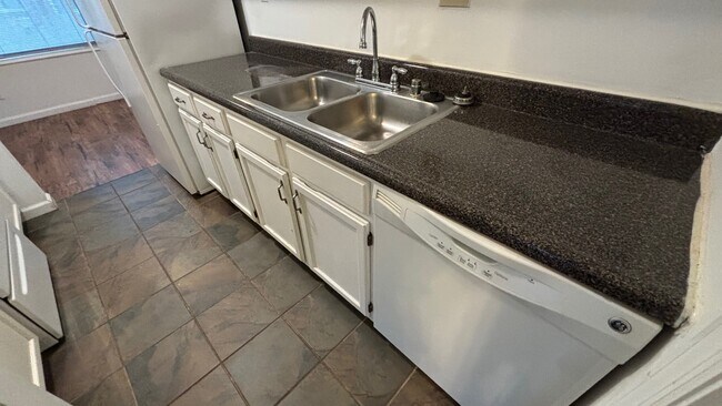 Building Photo - 348 N Newstead Ave